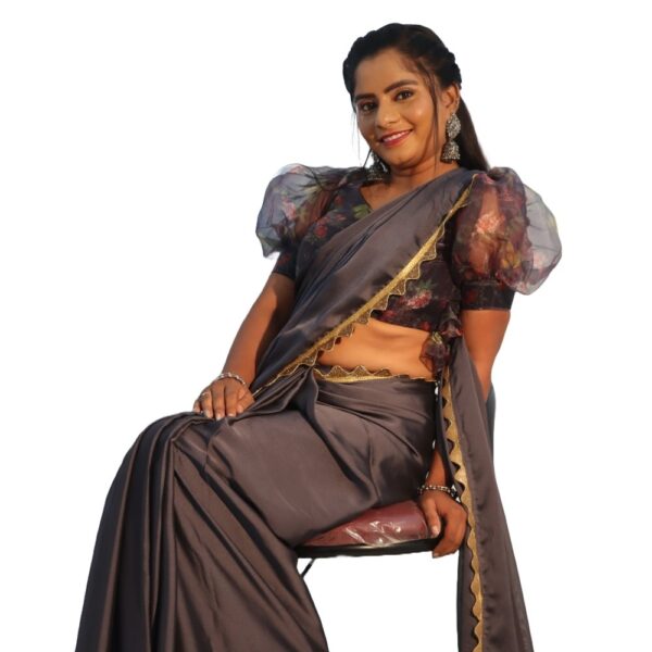 DARK GRAY SHINING GEORGETTE SAREE WITH READYMADE BLOUSE - Image 3